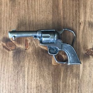 Revolver belt buckle